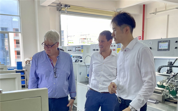 On June 29, 2023, an important European customer visited the Xinyuan Optical Heyuan Production Base to discuss cooperation. The customer highly praised the new production line and returned with a full load.